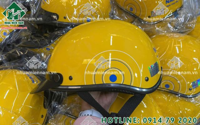 Đưa nón bảo hiểm custom độc bản vào kệ hàng thời trang nam
